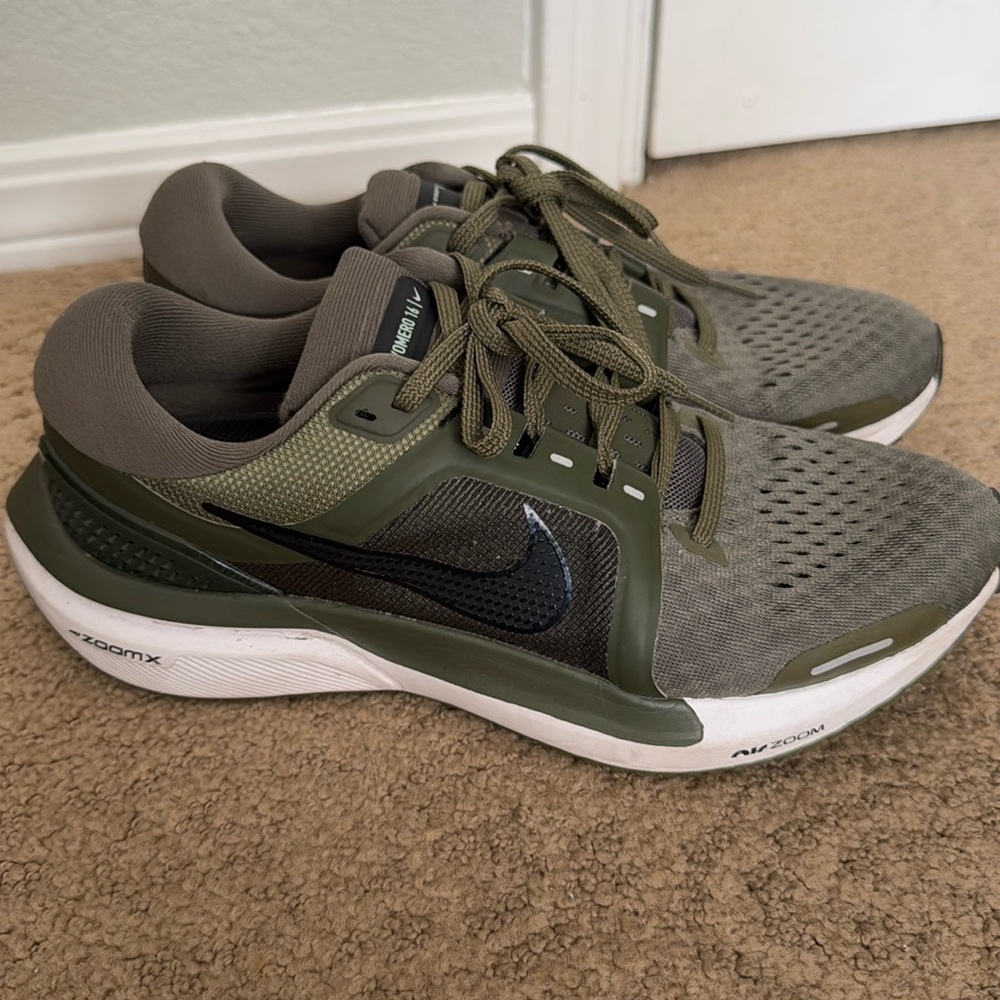 Nike Women’s Vomero 16 size 8